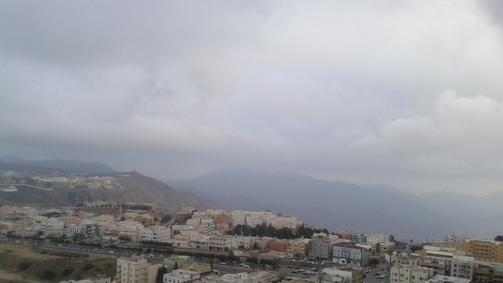 بلاغ رطوبة في سكن أبها: من تُخاطب وماذا تثبت؟