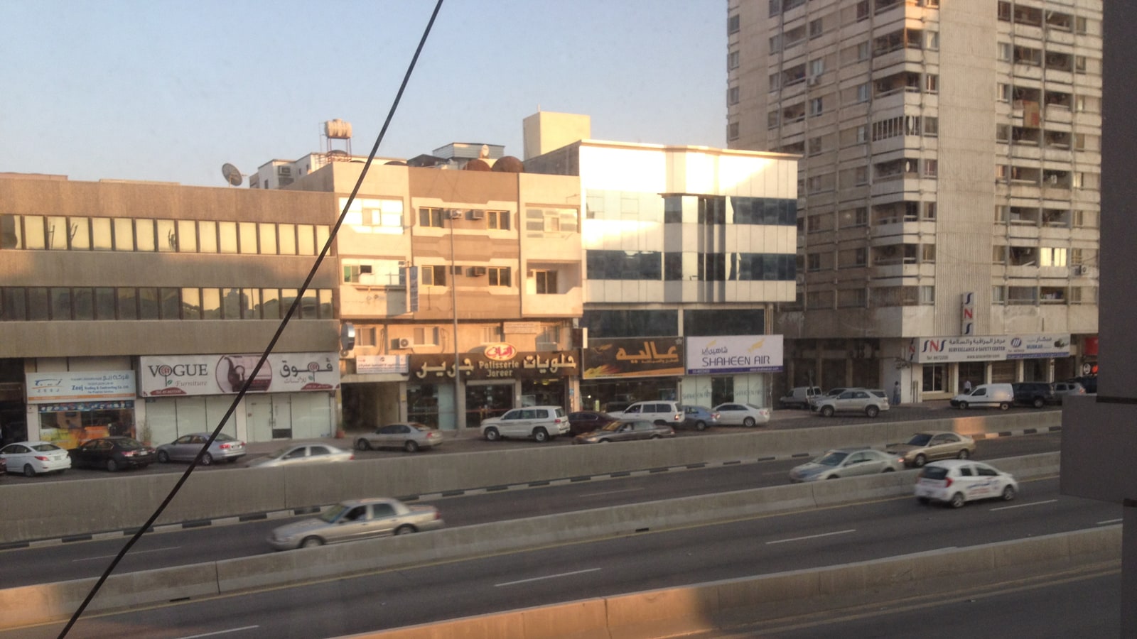 نافذة الخبر في صباح ضبابي