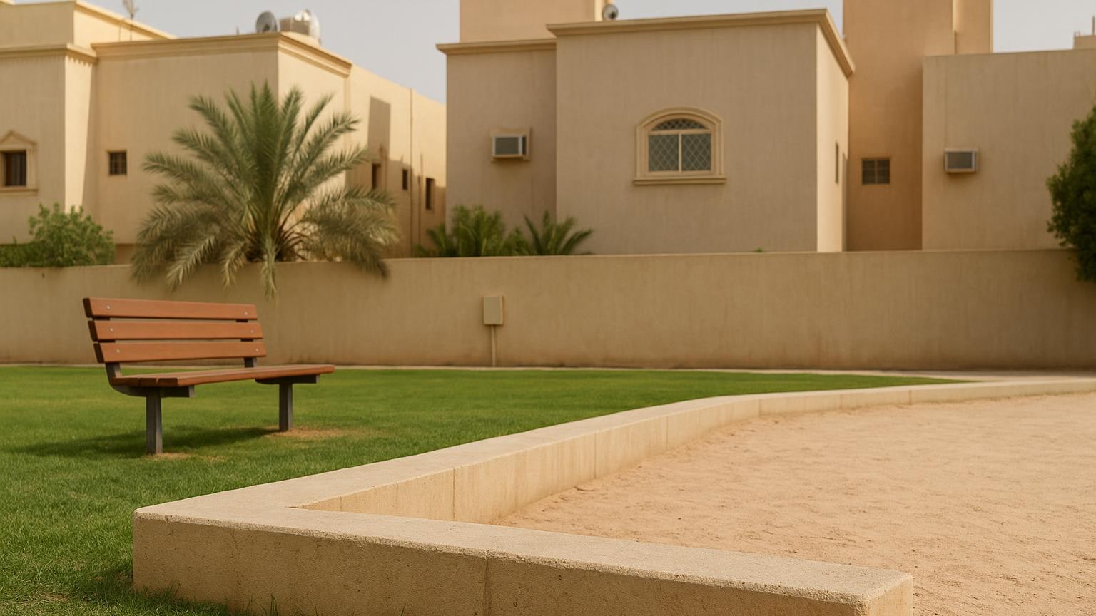 تفصيل لمسار مشاة عند حافة حديقة سكنية، مع سطح الطريق ومنطقة العبور.