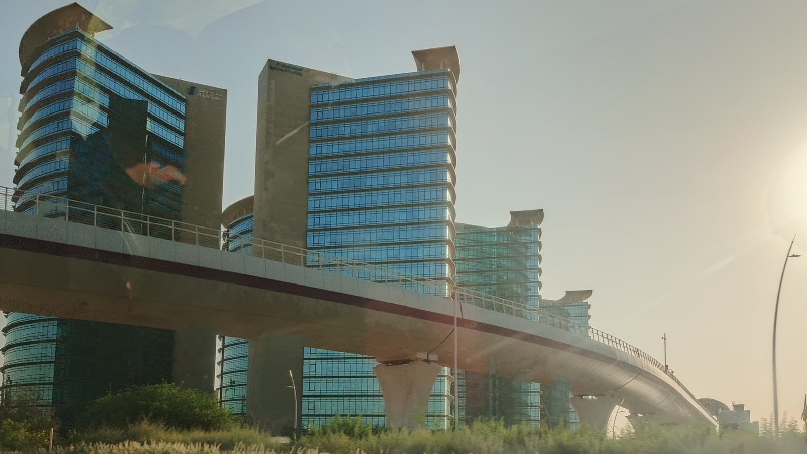 ظل مدخل السيارة في الرياض عند عودة العصر