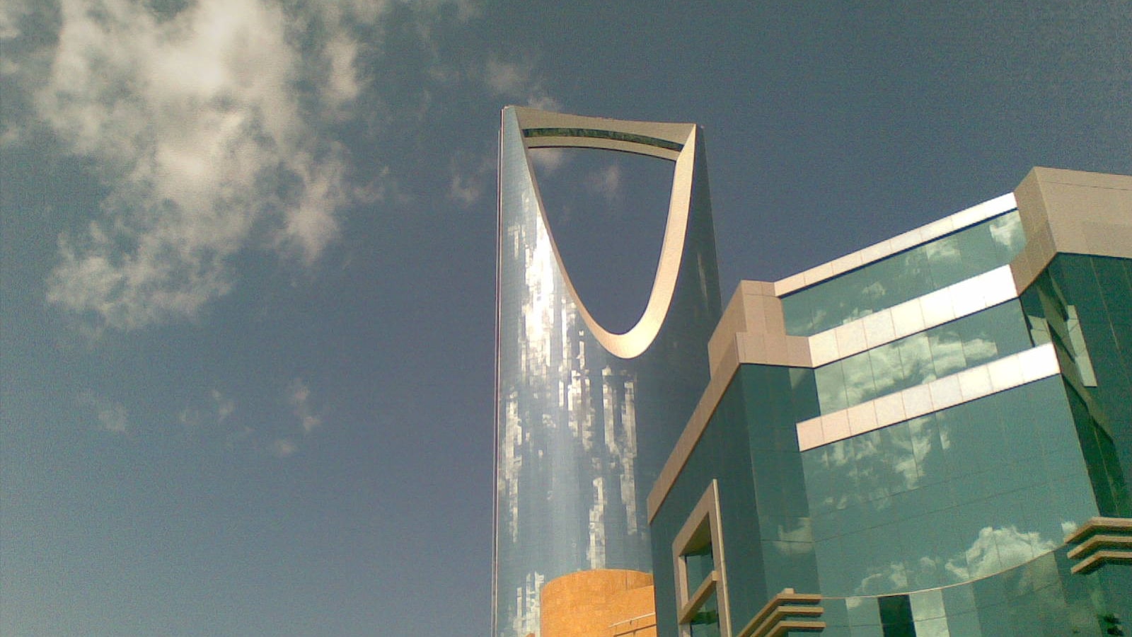 فناء الرياض في شمس الشتاء