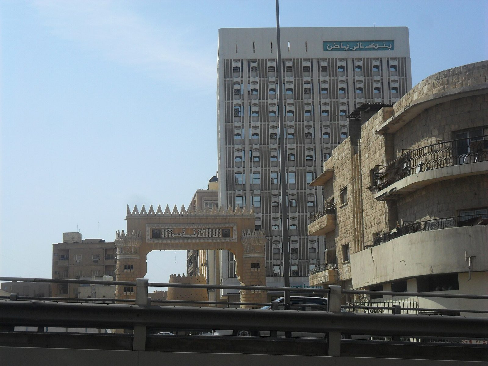 مراجعة المالك لقيمة عقاره بموضوعية في الرياض: الشريحة السعرية المتوسطة العليا