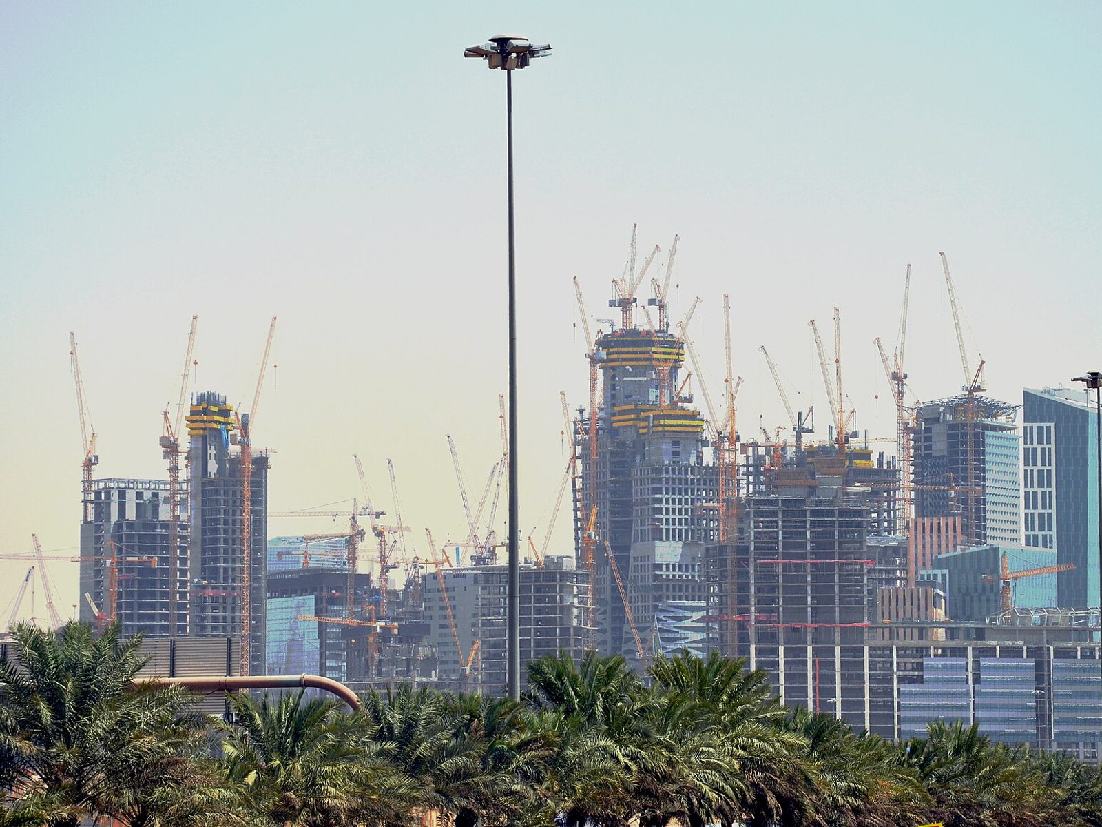 تسعير البائع بمساندة الصفقات الرسمية في الرياض: الشريحة السعرية المتوسطة العليا