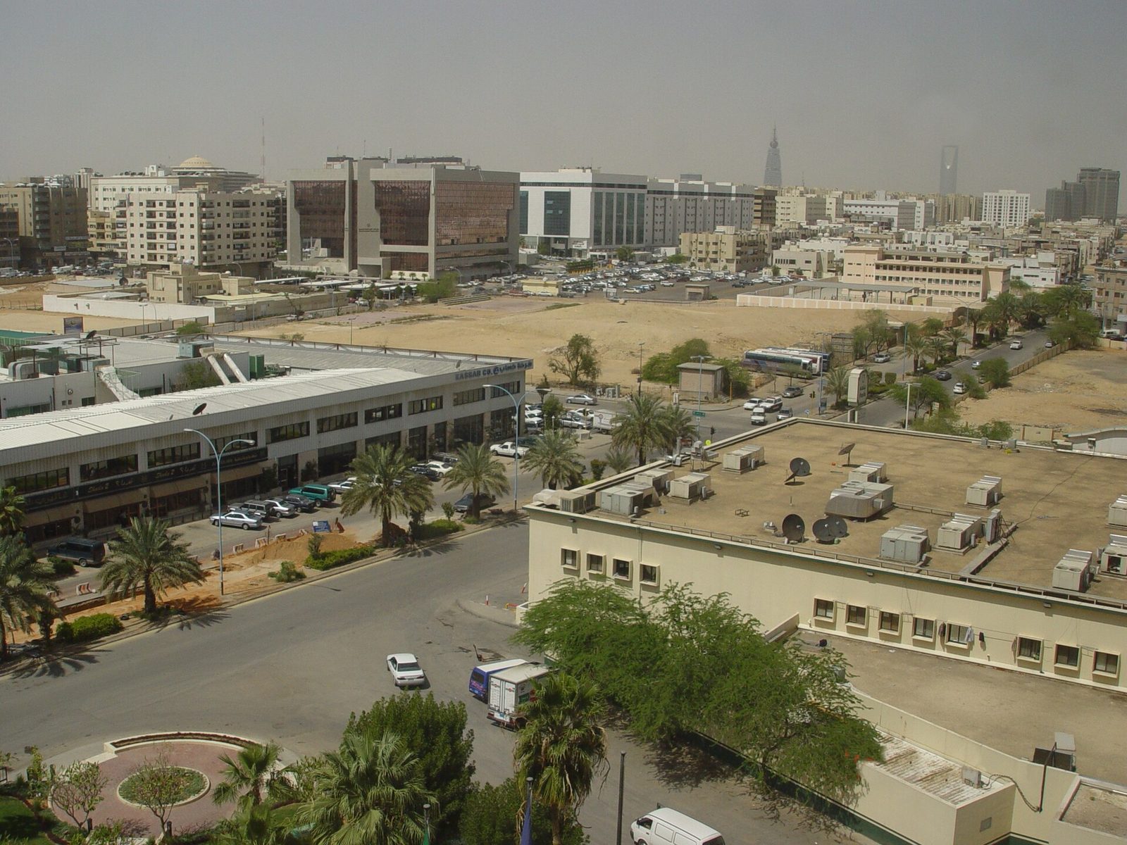 أثر المساحة في قراءة قيمة الصفقة في الرياض: الشريحة السعرية المتوسطة العليا