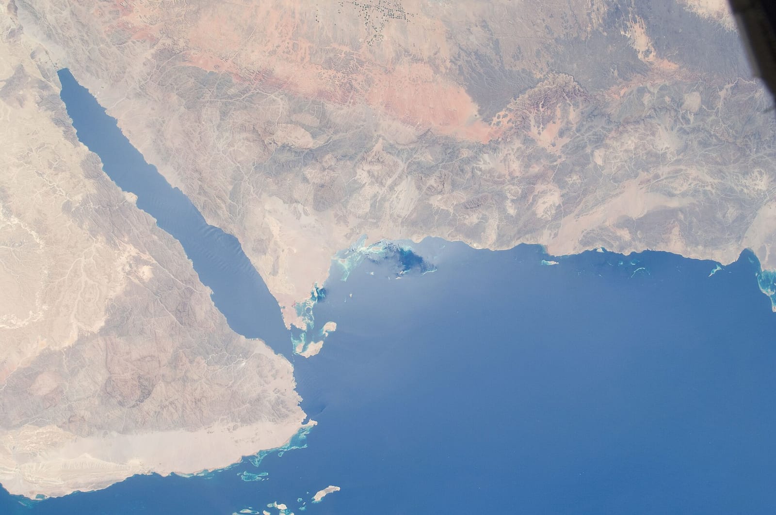 الاستعداد للغبار والعواصف الترابية في تبوك داخل المنزل
