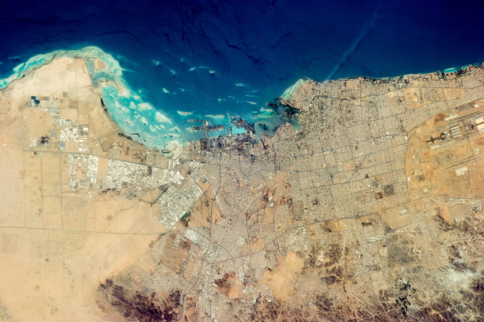 استغلال المساحات الخارجية مساءً في جدة بذكاء