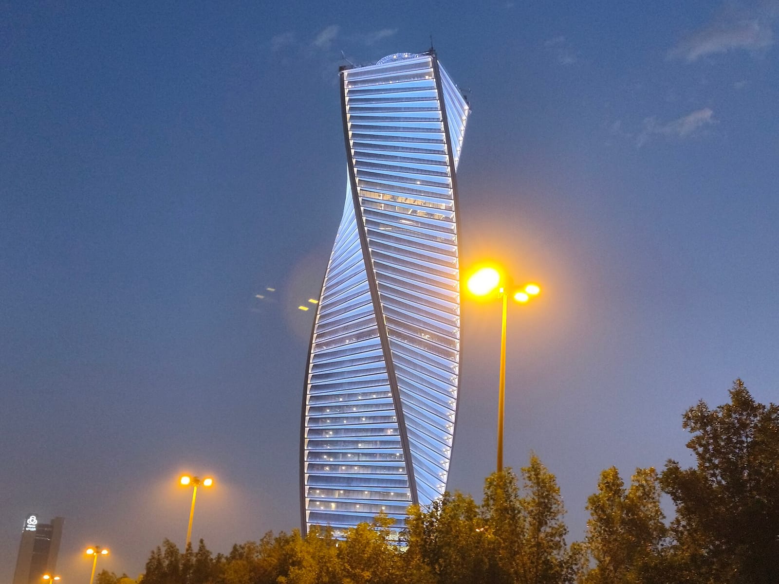 استغلال المساحات الخارجية مساءً في الرياض بذكاء