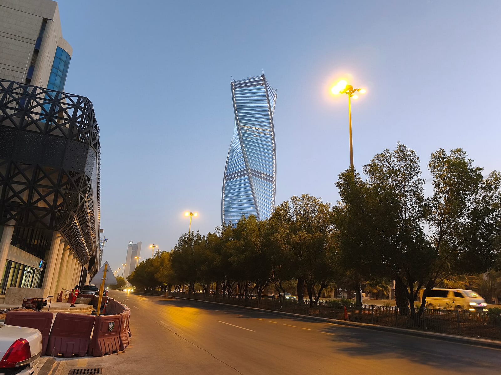 تنظيم مواقف السيارة اليومية في مساكن الرياض
