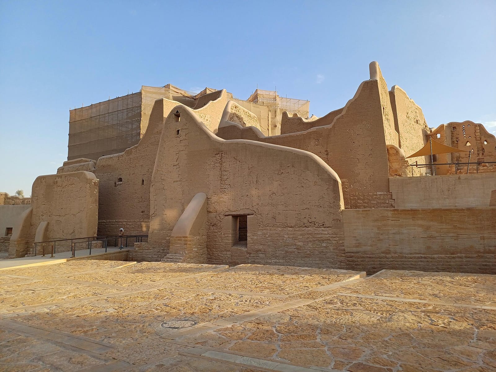 حلول الخصوصية للنوافذ المطلة في مساكن الدرعية