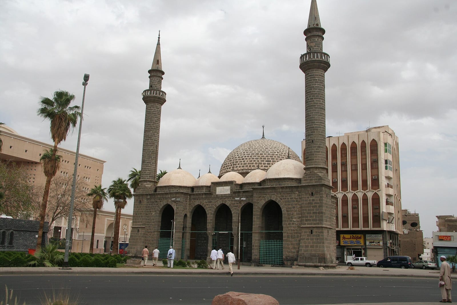 حلول الخصوصية للنوافذ المطلة في مساكن المدينة المنورة